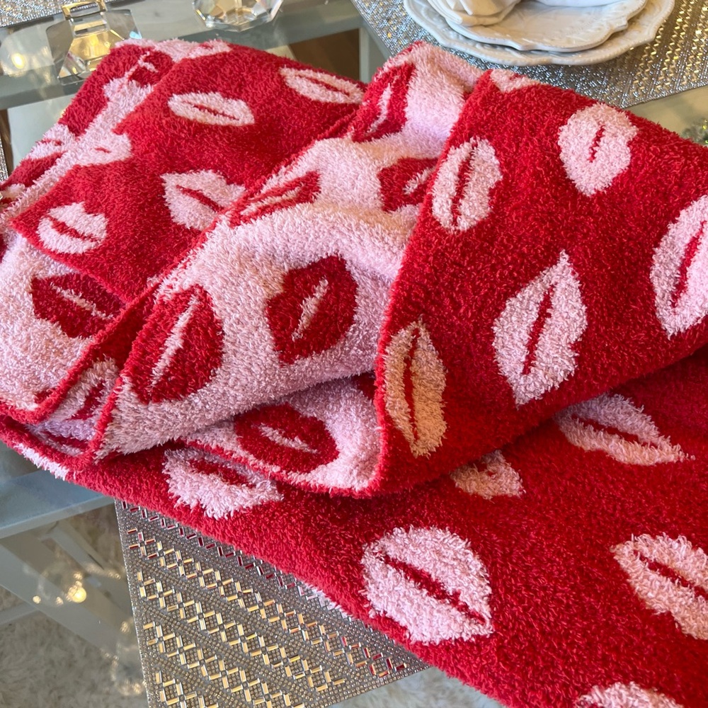 ๐๐ฉท Rachel Zoe Pink Red Kisses Lips Reversible Plush Blanket NEW - Picture 2 of 5